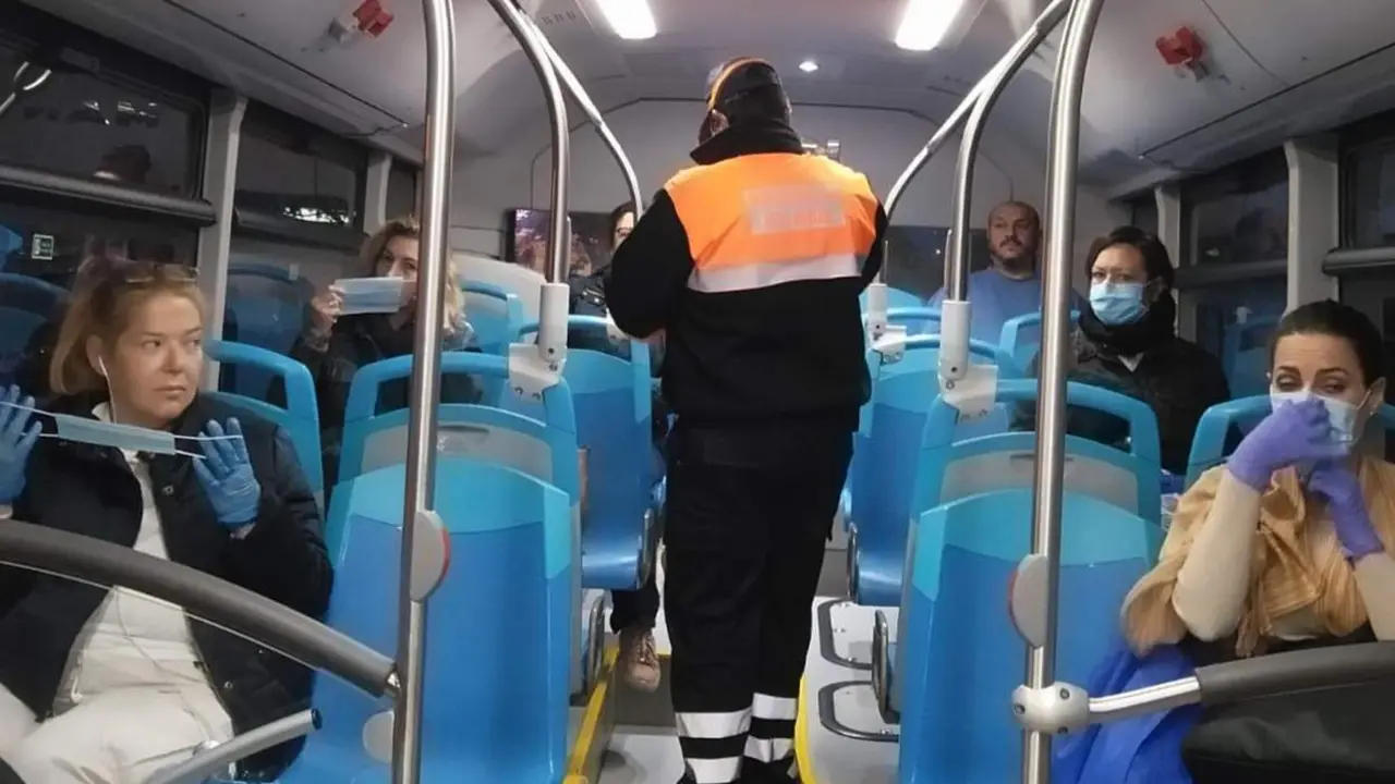 Reparto de mascarillas en Huelva. - VH