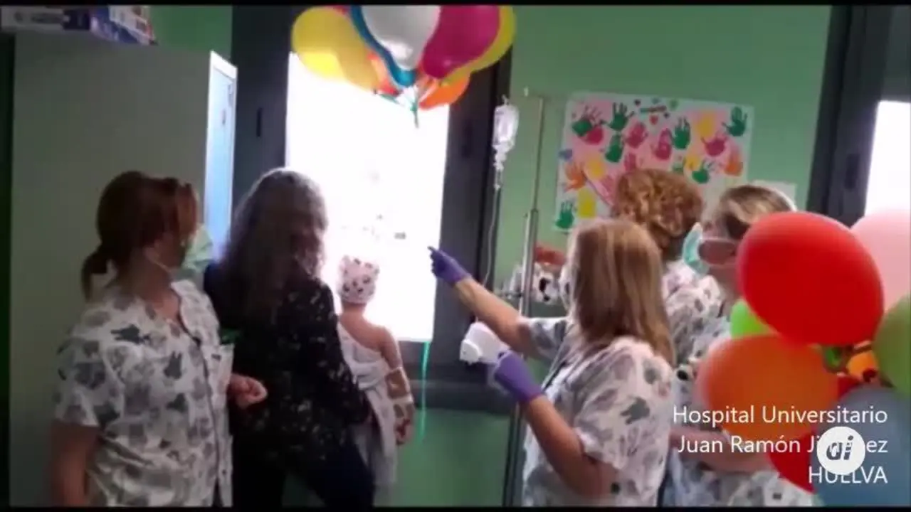 Bomberos y polic&iacute;as felicitan a una ni&ntilde;a ingresada en el Juan Ram&oacute;n