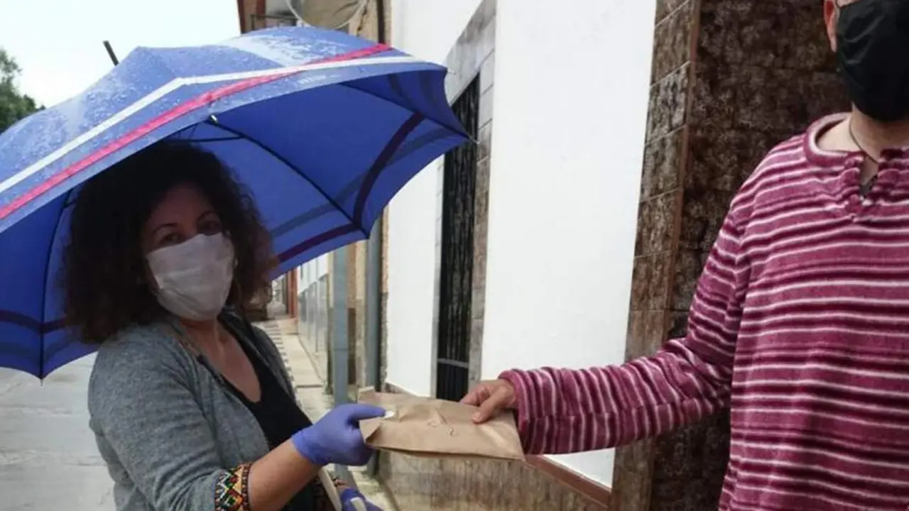 Reparto de mascarillas en Rosal. - VH