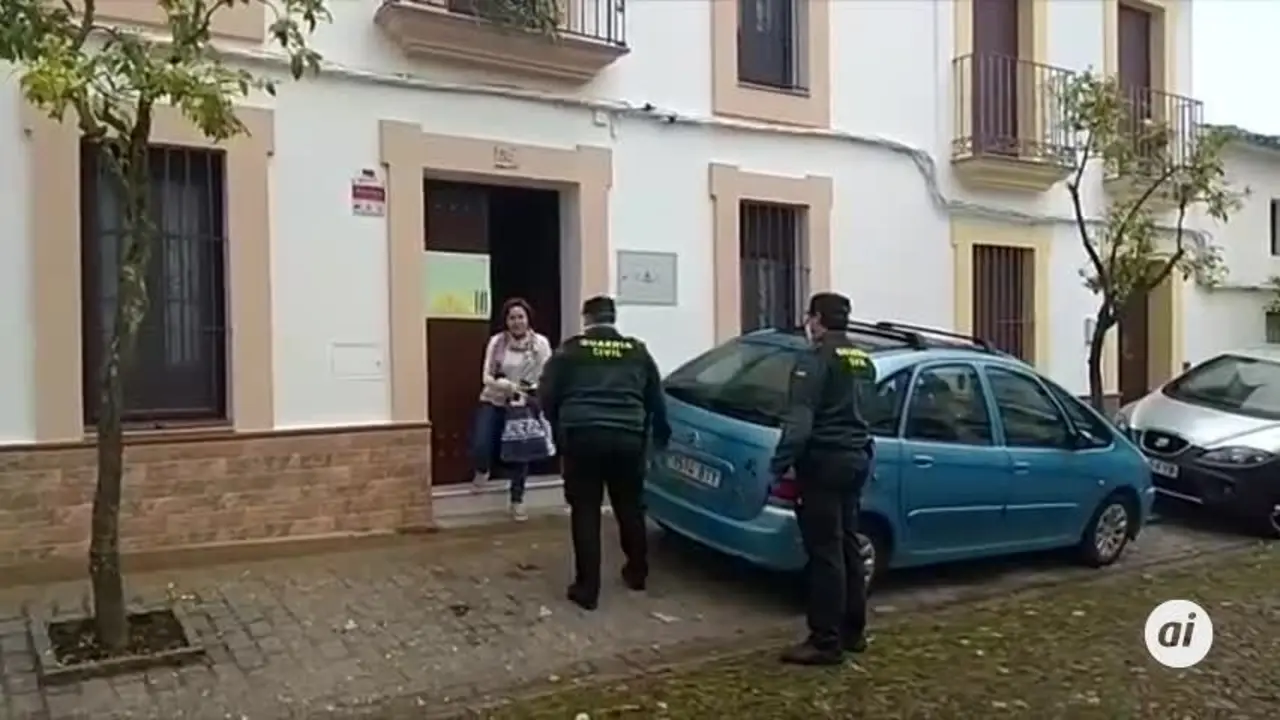 La Guardia Civil ayuda a repartir material escolar en Encinasola