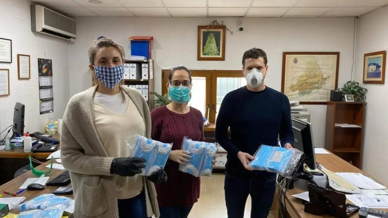 Reparto de mascarillas. - VH