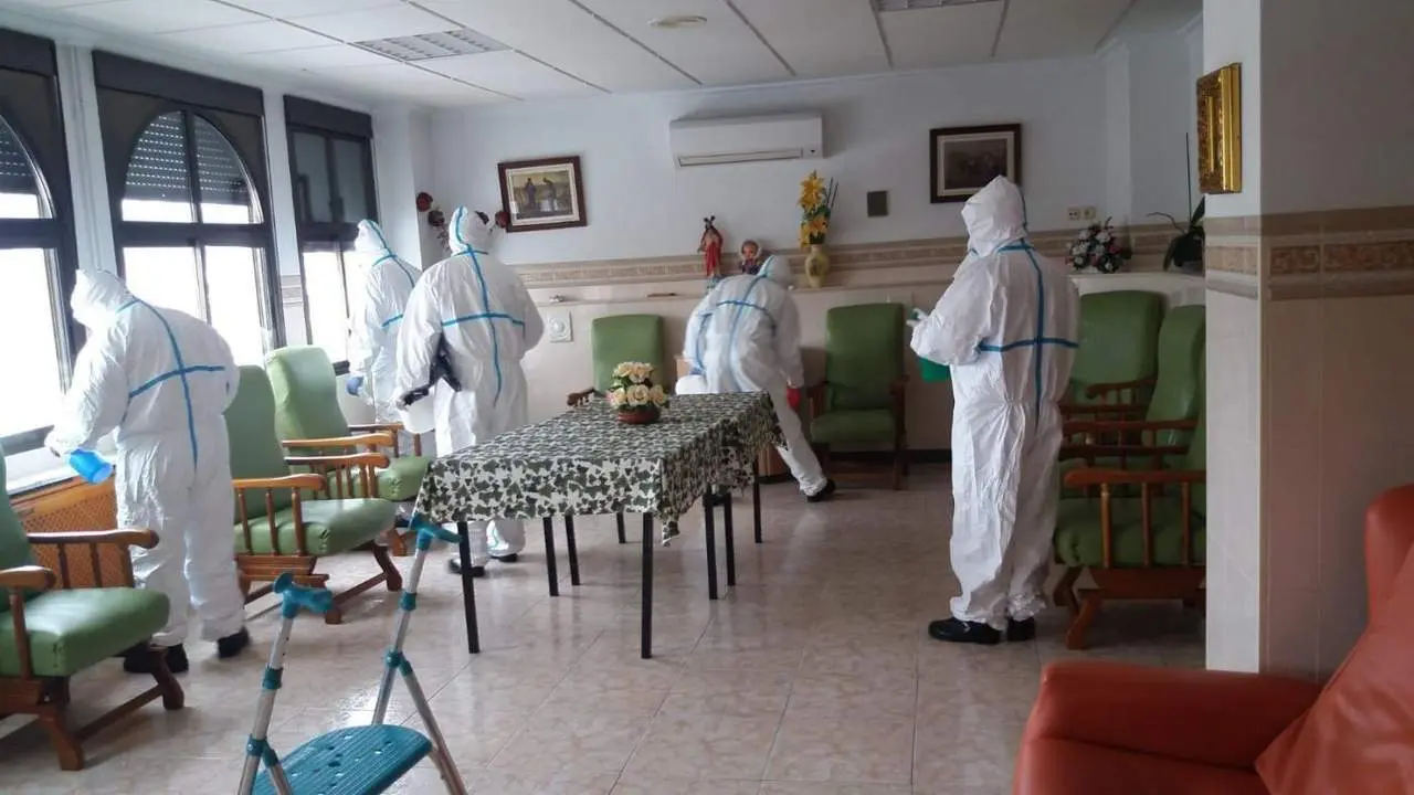 Efectivos del Infoca en la residencia de Aracena. - VH