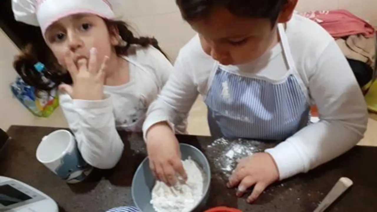 Ni&ntilde;os realizando recetas de cocina en casa.  - ONCE