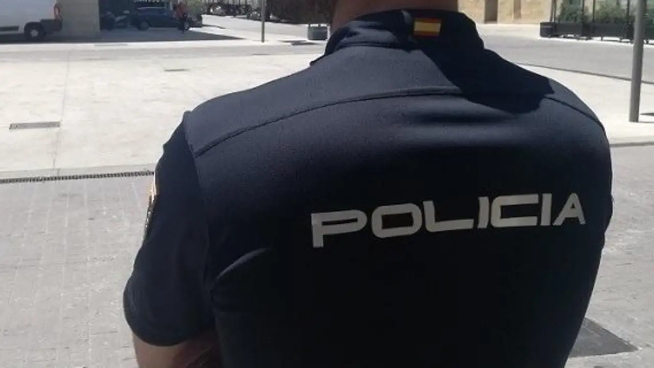 Polic&iacute;a Nacional. - EP