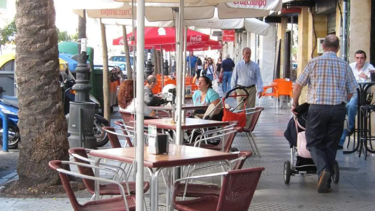 Terraza de un bar en Huelva. - EP