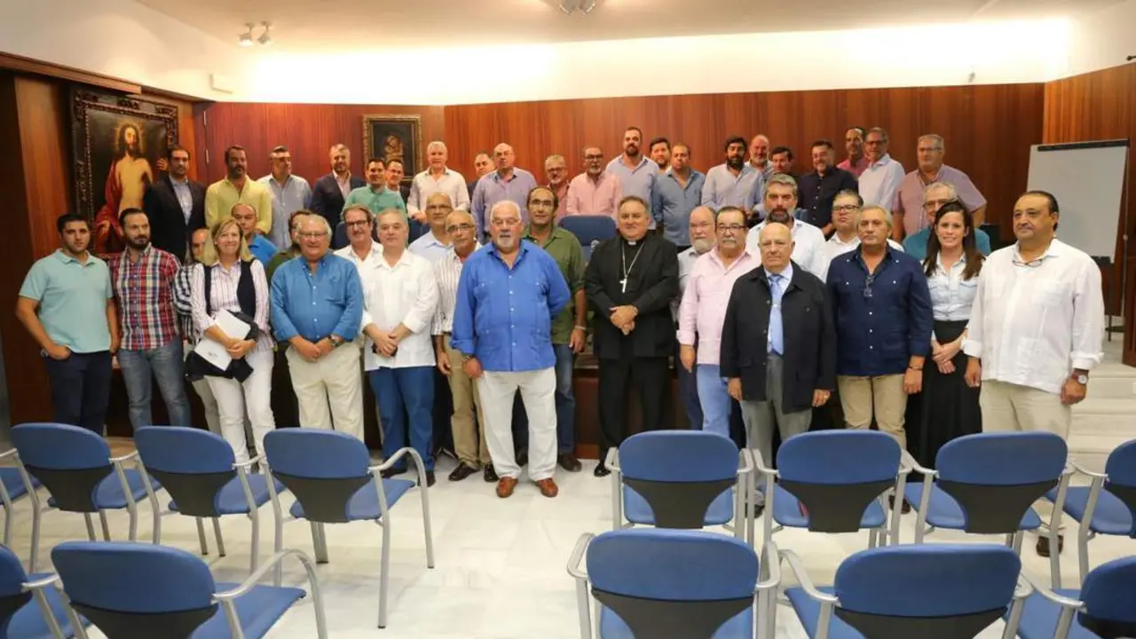 El obispo Jos&eacute; Mazuelos junto a los hermanos mayores - Oliverio Ruiz