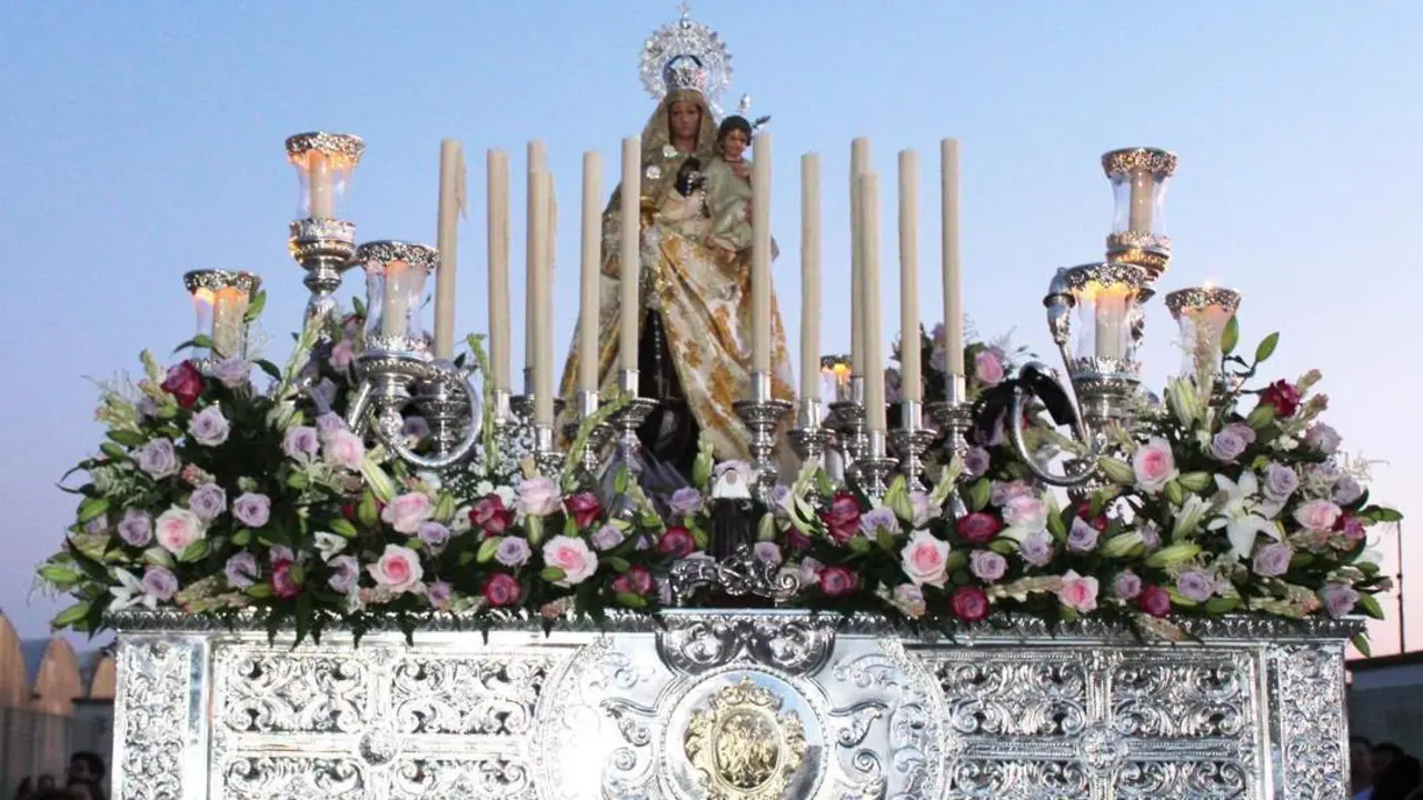 La Virgen del Carmen de La Algaida en procesi&oacute;n el verano pasado - Ra&uacute;l J. Bustillos