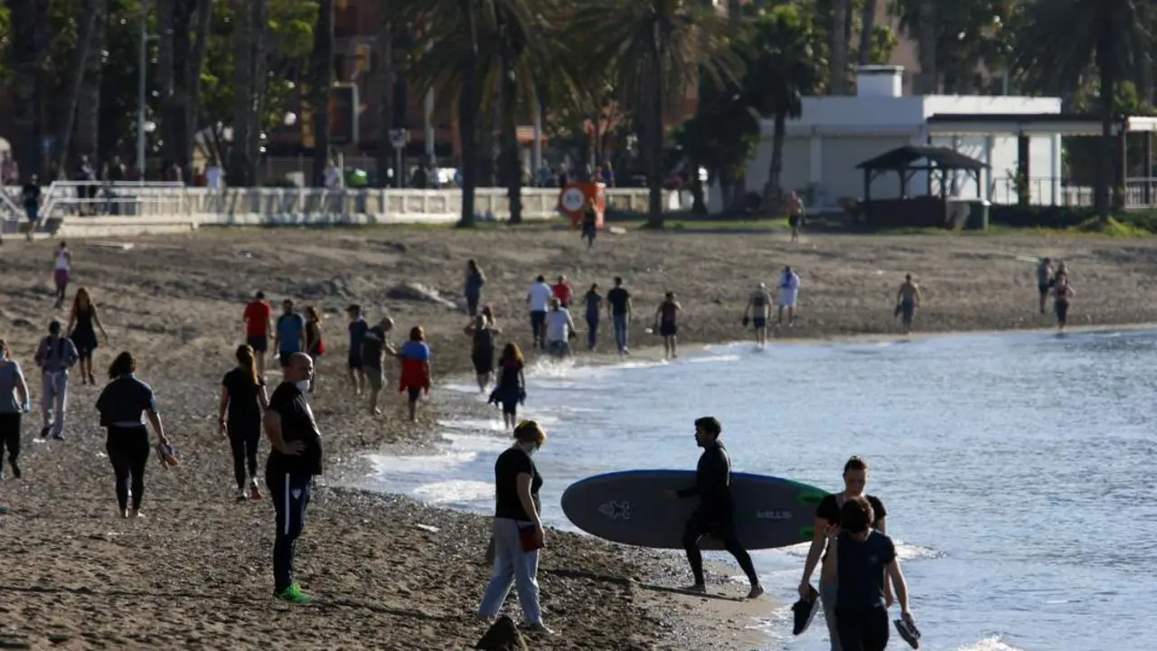Ambiente en las playas de M&aacute;laga estos d&iacute;as. - &Aacute;lex Zea.EP