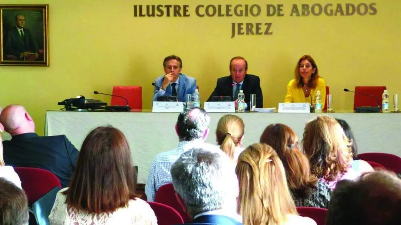 El decano del Colegio de Abogados con letrados en un acto.  - Viva