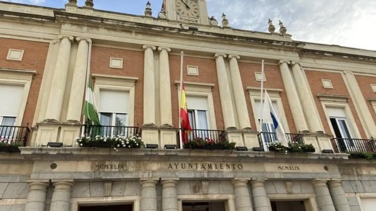 Banderas a media asta en el Ayuntamiento de Huelva. - VH