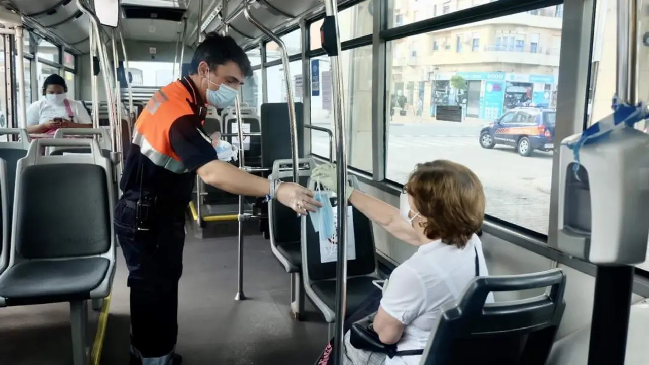Reparto de mascarillas en el autob&uacute;s. - VH