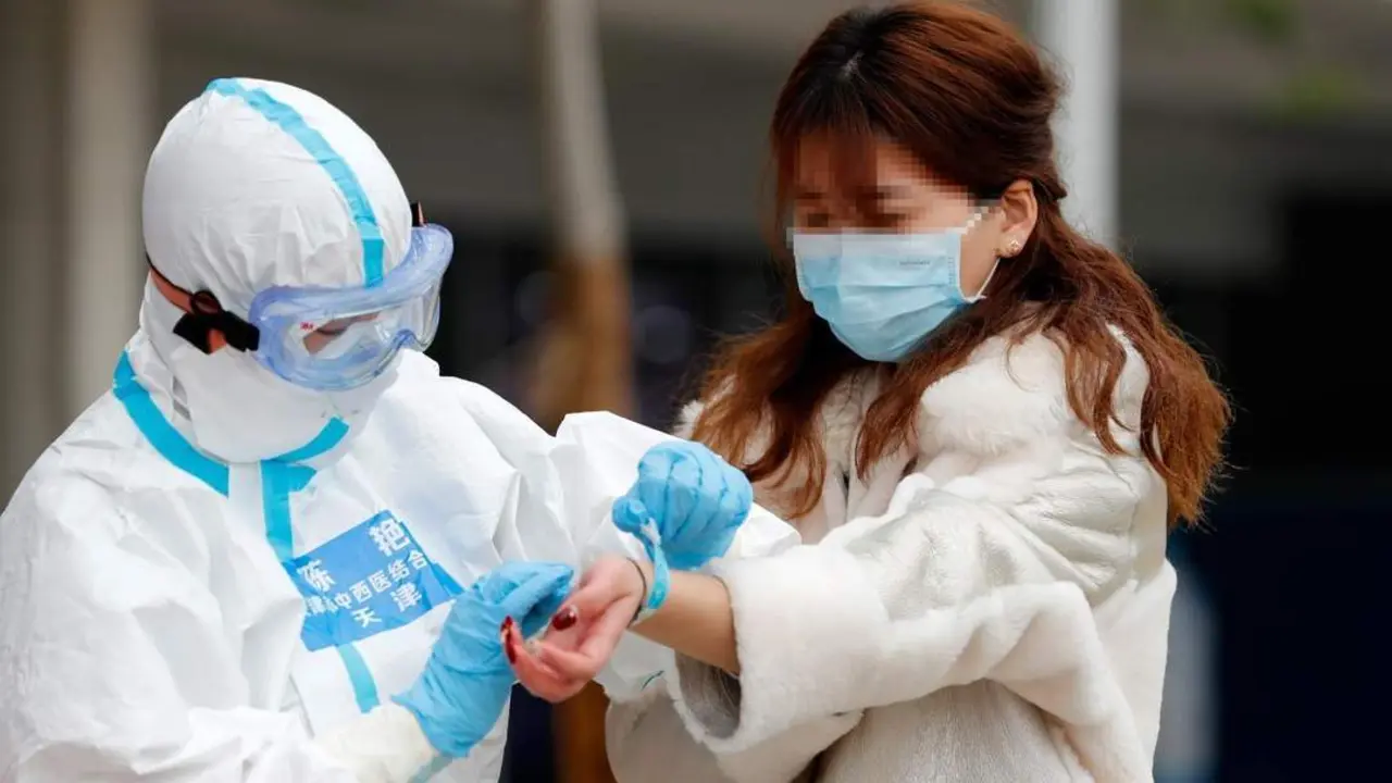 Un paciente recuperado es dado de alta del hospital temporal de Wuhan. - EP