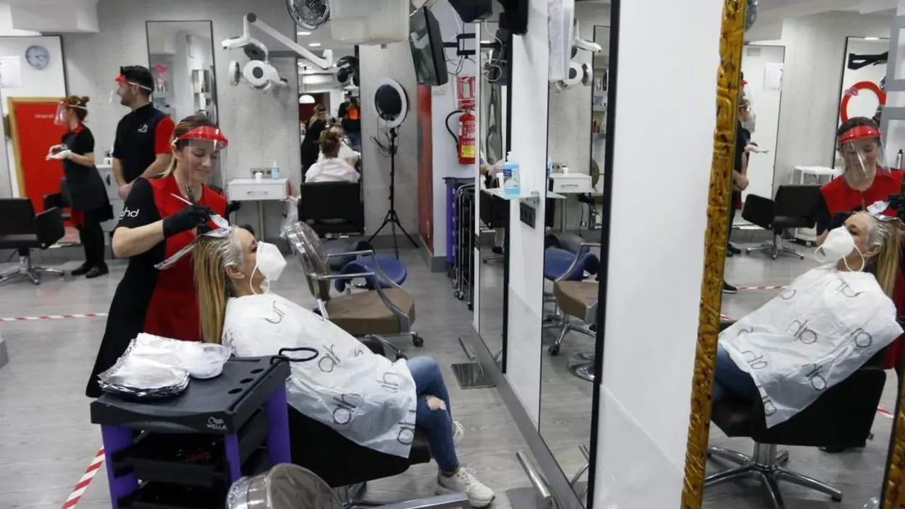 Una peluquer&iacute;a de M&aacute;laga en la fase 0.  - &Aacute;lex Zea/Europa Press