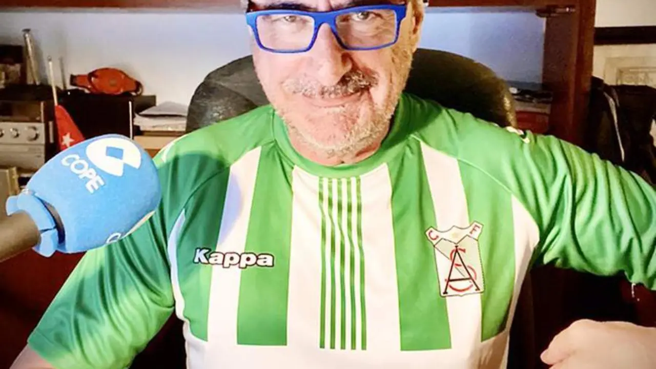 Carlos Herrera con la camiseta del Atl&eacute;tico Sanluque&ntilde;o en 'Herrera en Cope' - A. I.