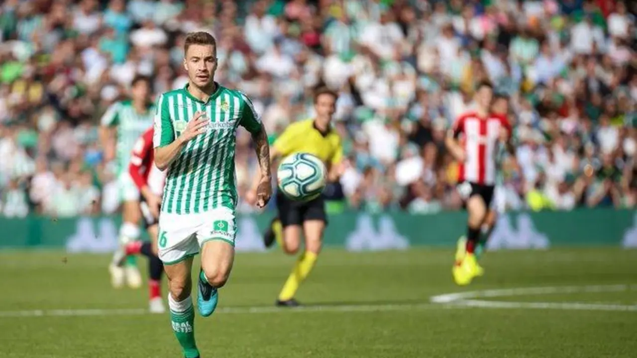 Loren Mor&oacute;n persigue la pelota sobre el c&eacute;sped del Villamar&iacute;n. - rbb