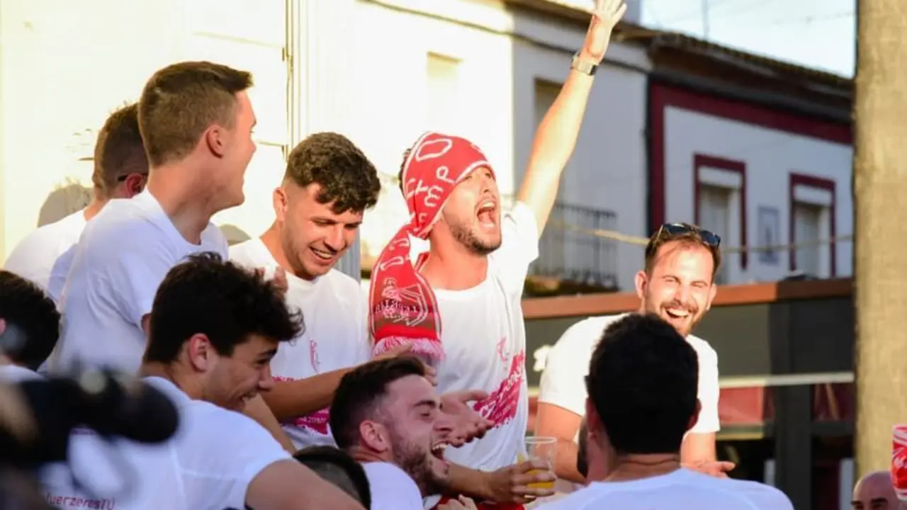 Adri -con el brazo levantado- cuando el Antoniano celebr&oacute; hace un a&ntilde;o el ascenso a Tercera - A. I.