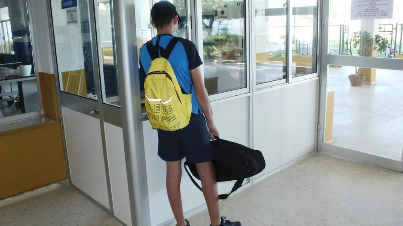 Un usuario del Polideportivo es atendido antes de practicar deporte - Ra&uacute;l J. Bustillos