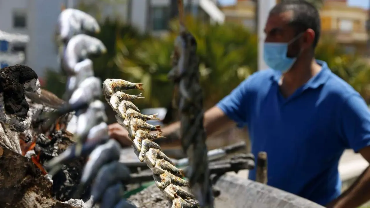 Los espetos siguen regresando a las playas de M&aacute;laga. - &Aacute;lex Zea/Europa Press