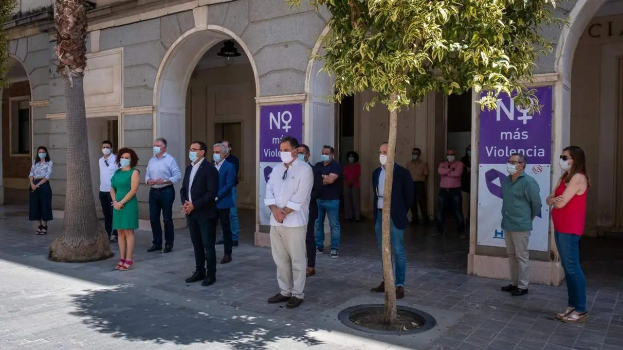 Huelva se suma al minuto de silencio por las v&iacute;ctimas del coronavirus