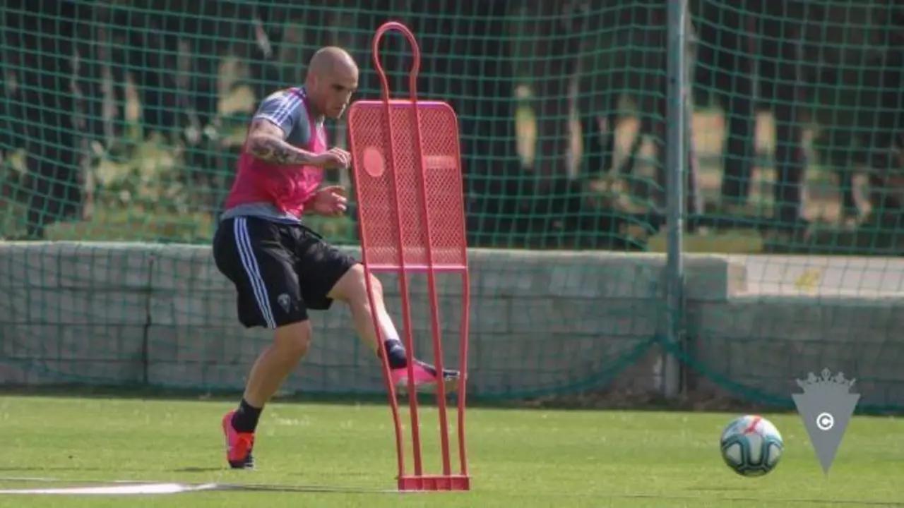 Pombo durante un entrenamiento - C&aacute;diz CF