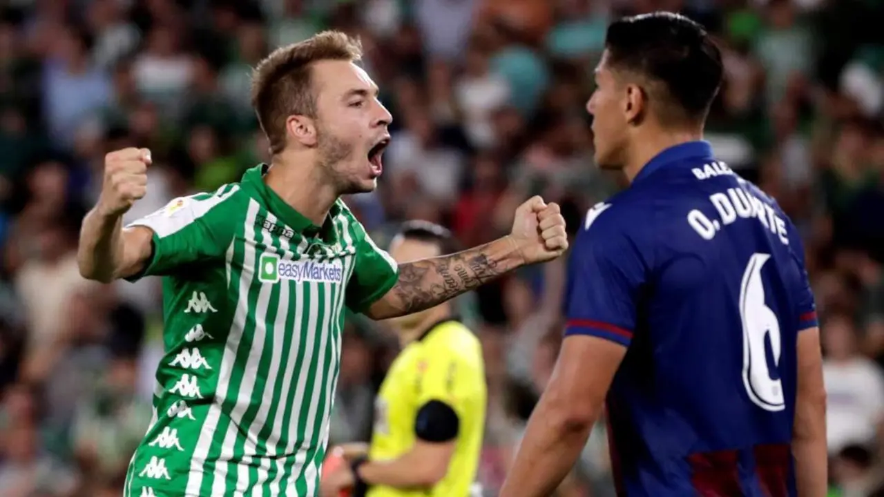 Loren celebra uno de los goles de la remontada. - EFE