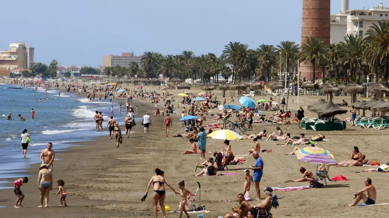 Ambiente en las playas de M&aacute;laga. - &Aacute;lex Zea/Europa Press