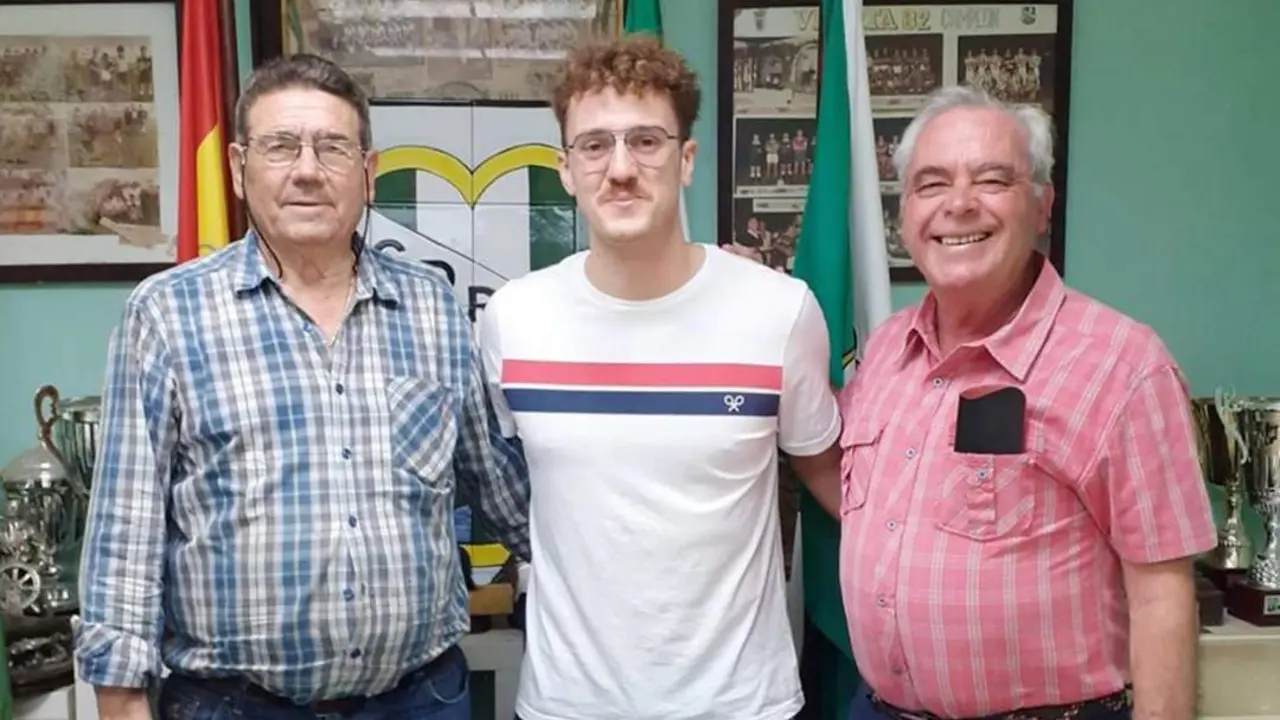 Un momento de la presentaci&oacute;n de Ezequiel como jugador del CD Rotra - CD Rota