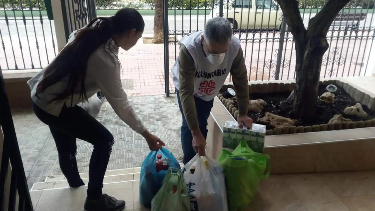 Entrega de alimentos por parte de voluntarios de C&aacute;ritas - C&aacute;ritas