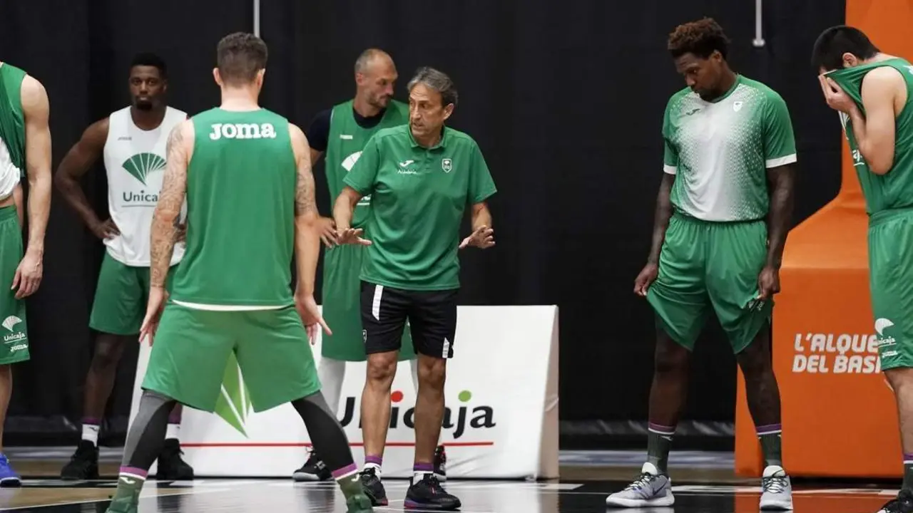 Casimiro dirige el entrenamiento en Valencia. - ACB/M .Pozo