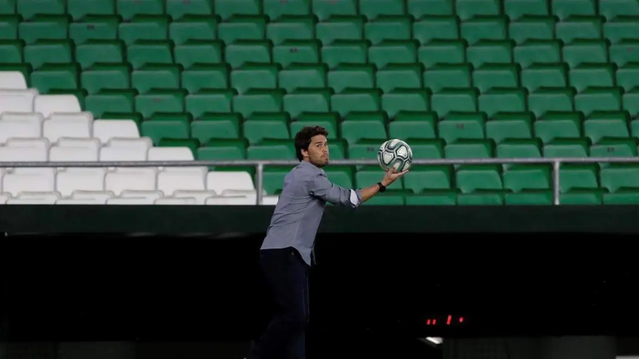 El t&eacute;cnico del Real Betis, Rubi, durante el encuentro correspondiente a la jornada 29 ante el Granada. - efe