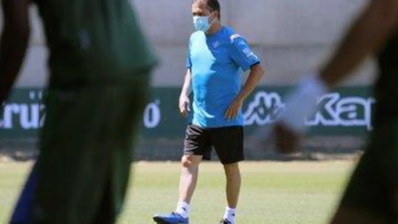 Alexis Trujillo dirige su primer entrenador como nuevo t&eacute;cnico del Real Betis durante la ma&ntilde;ana de hoy.  - rbb