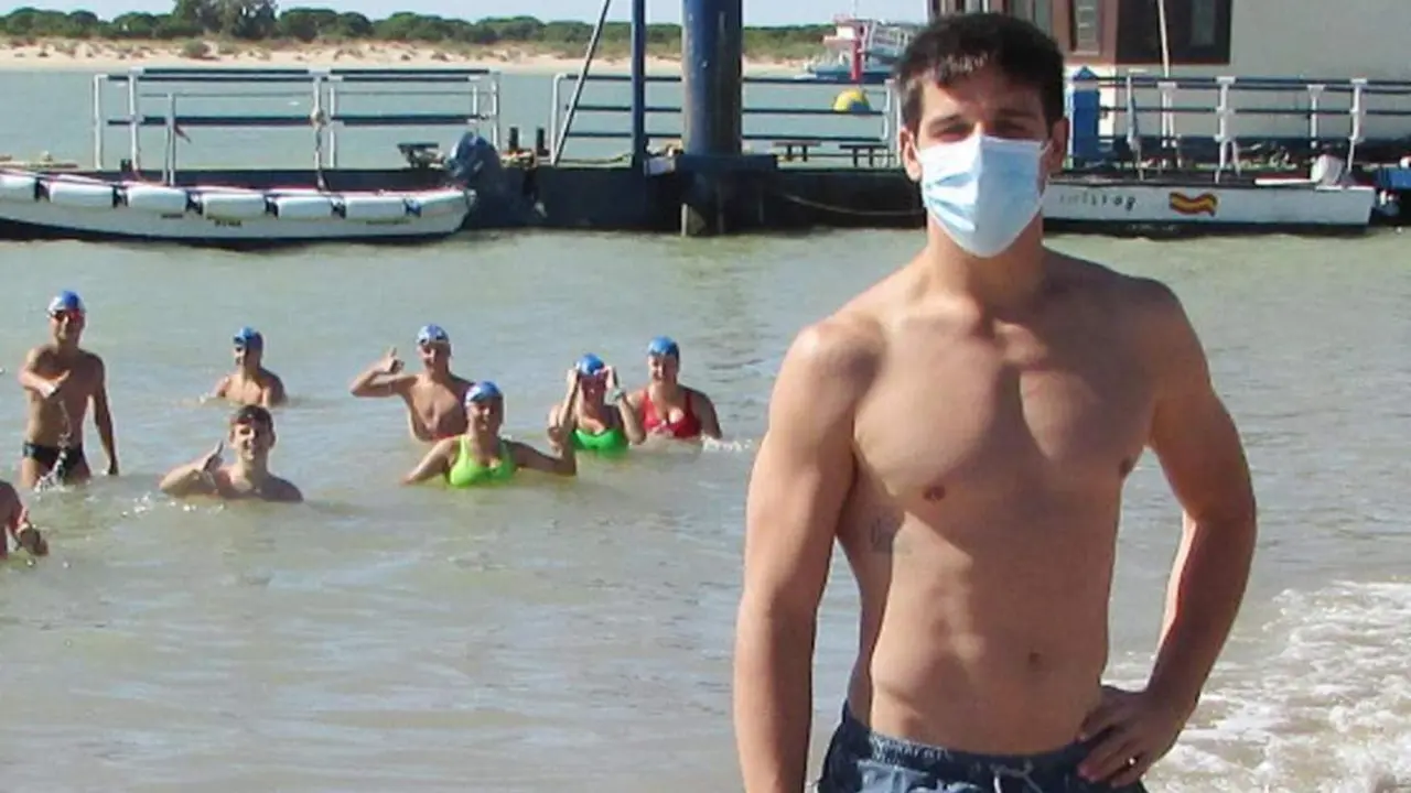 Alberto Gallego, entrenador del CDN Sanl&uacute;car, posando este fin de semana en la Playa de Bajo de Gu&iacute;a - Ra&uacute;l J. Bustillos