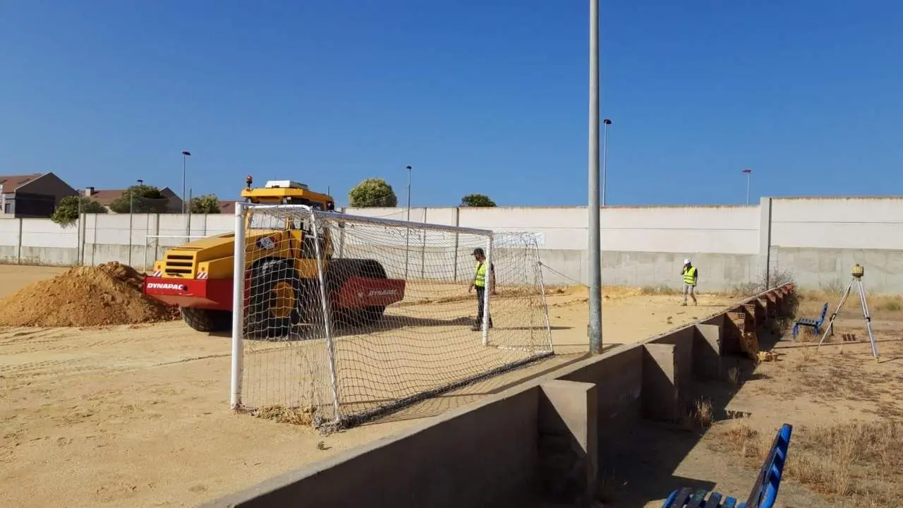 Obras en el campo de f&uacute;tbol de P&eacute;rez Cubillas. - VH
