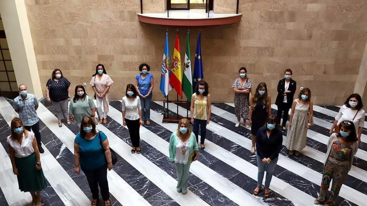 La alcaldesa junto al personal que se encargar&aacute; de tramitar las ayudas - jerez.es