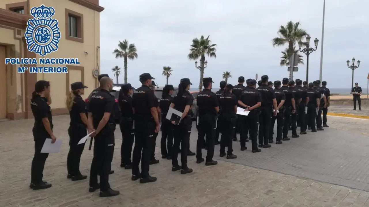 Polic&iacute;as en pr&aacute;cticas en C&aacute;diz. - A. I.