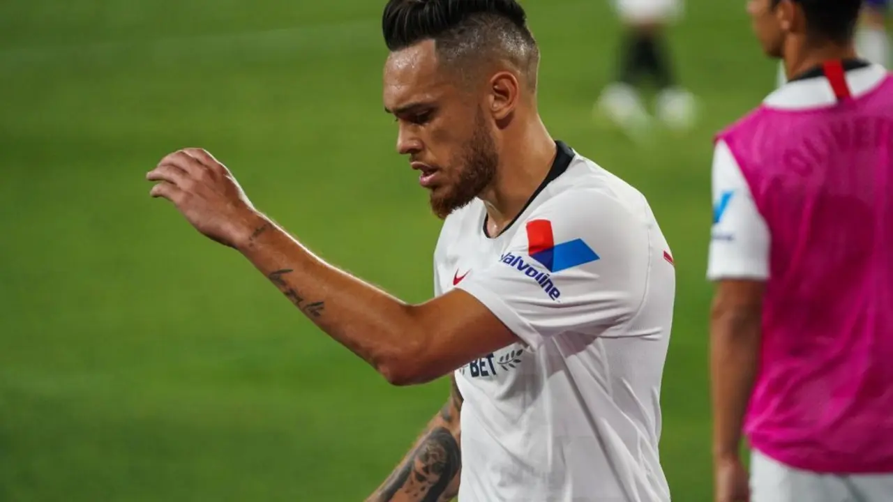 Lucas Ocampos se lamenta de haber fallado una ocasi&oacute;n de gol. - sfc