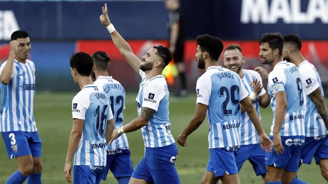 Sadiku y Adri&aacute;n en la celebraci&oacute;n de un gol ante el Girona. - M&aacute;laga CF