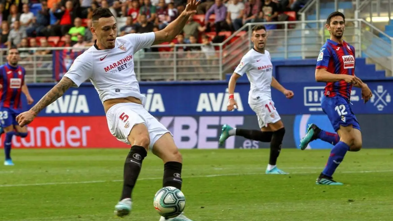 El extremo argentino del Sevilla, Ocampos, durante el encuentro ante el Eibar en el estadio de Ipur&uacute;a. - efe