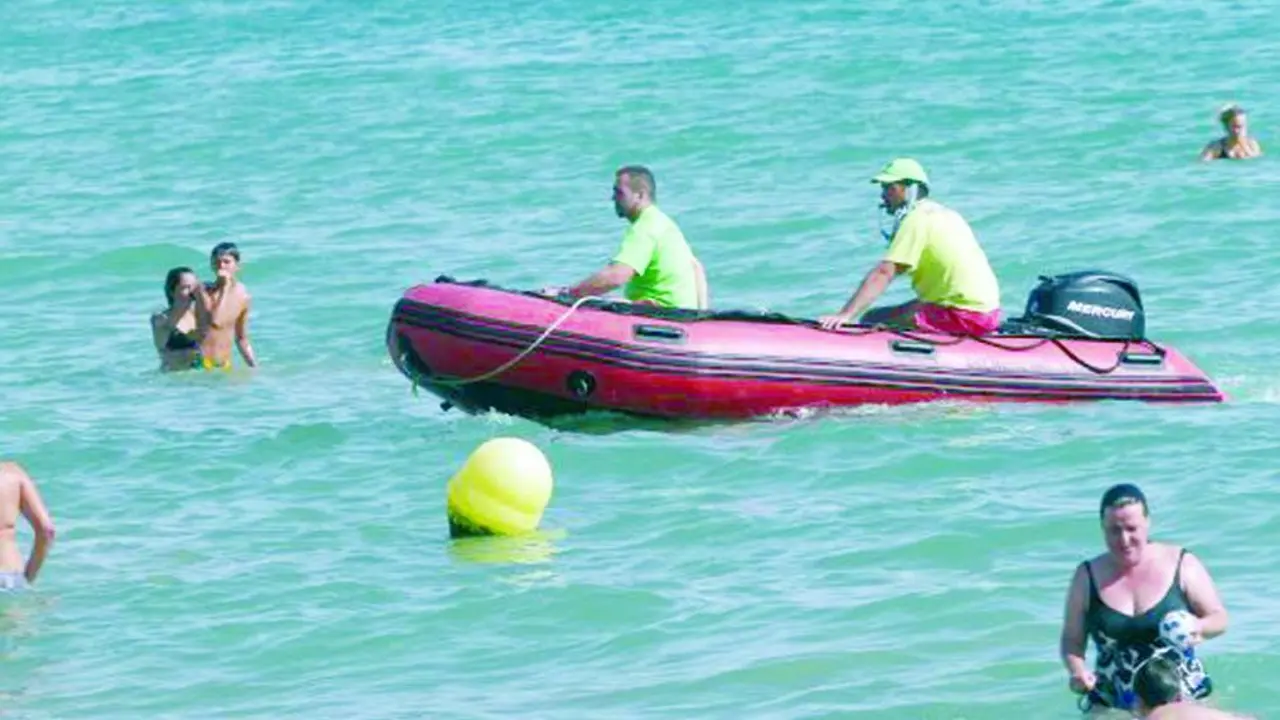 Socorristas en la playa.  - 