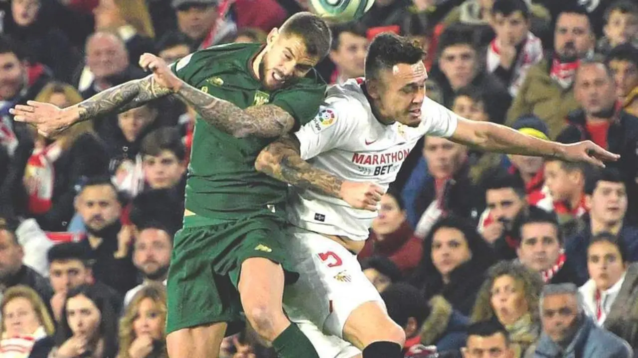 Lucas Ocampos pelea por un bal&oacute;n con &Iacute;&ntilde;igo Mart&iacute;nez, en Nervi&oacute;n. - efe