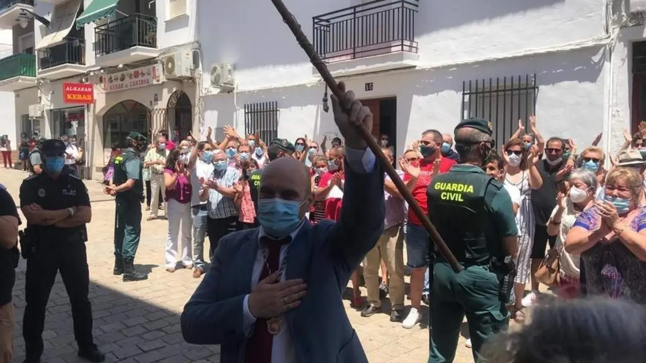 El socialista Alexis Landero con el bast&oacute;n de mando. - EP