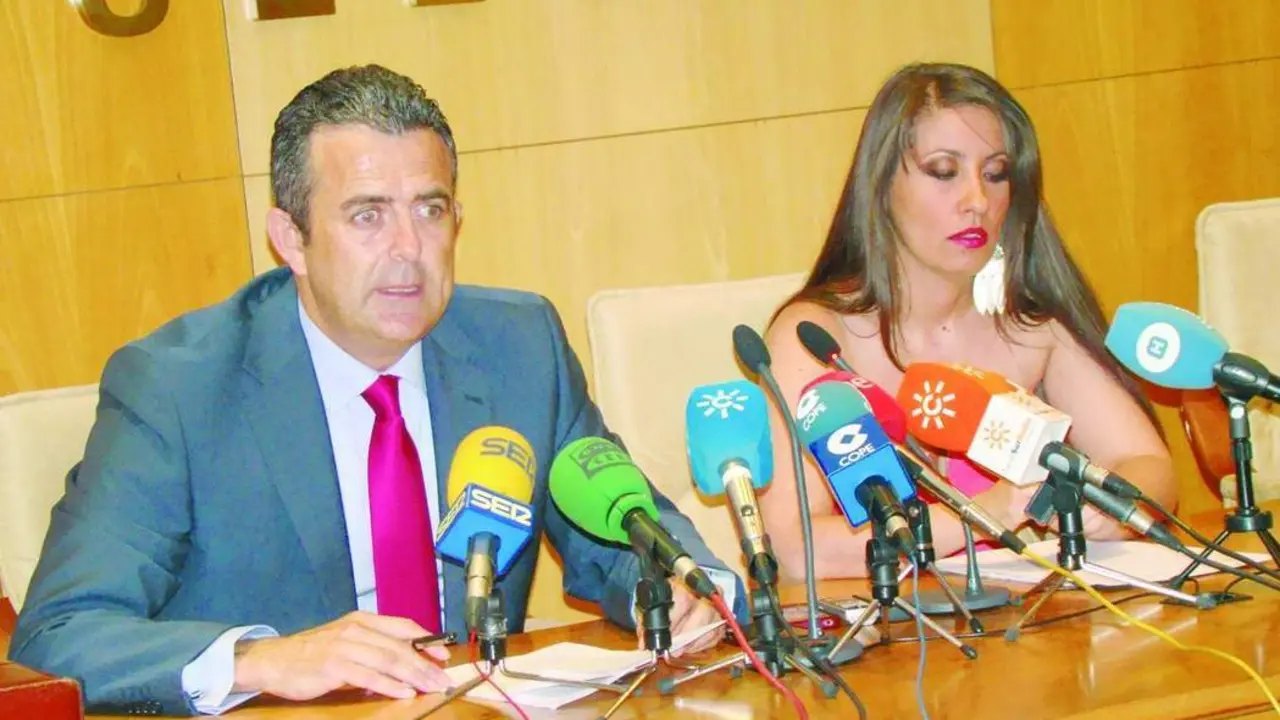 Jos&eacute; Luis Orta, abogado de Beb&eacute;s Robados, y Esperanza Ornedo. - VH