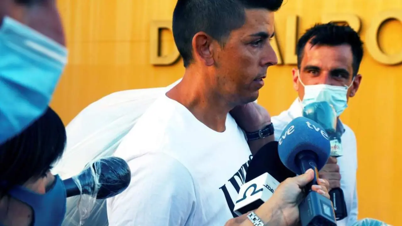 Los medios le han abordado en la salida. - EFE/ Pepe Torres