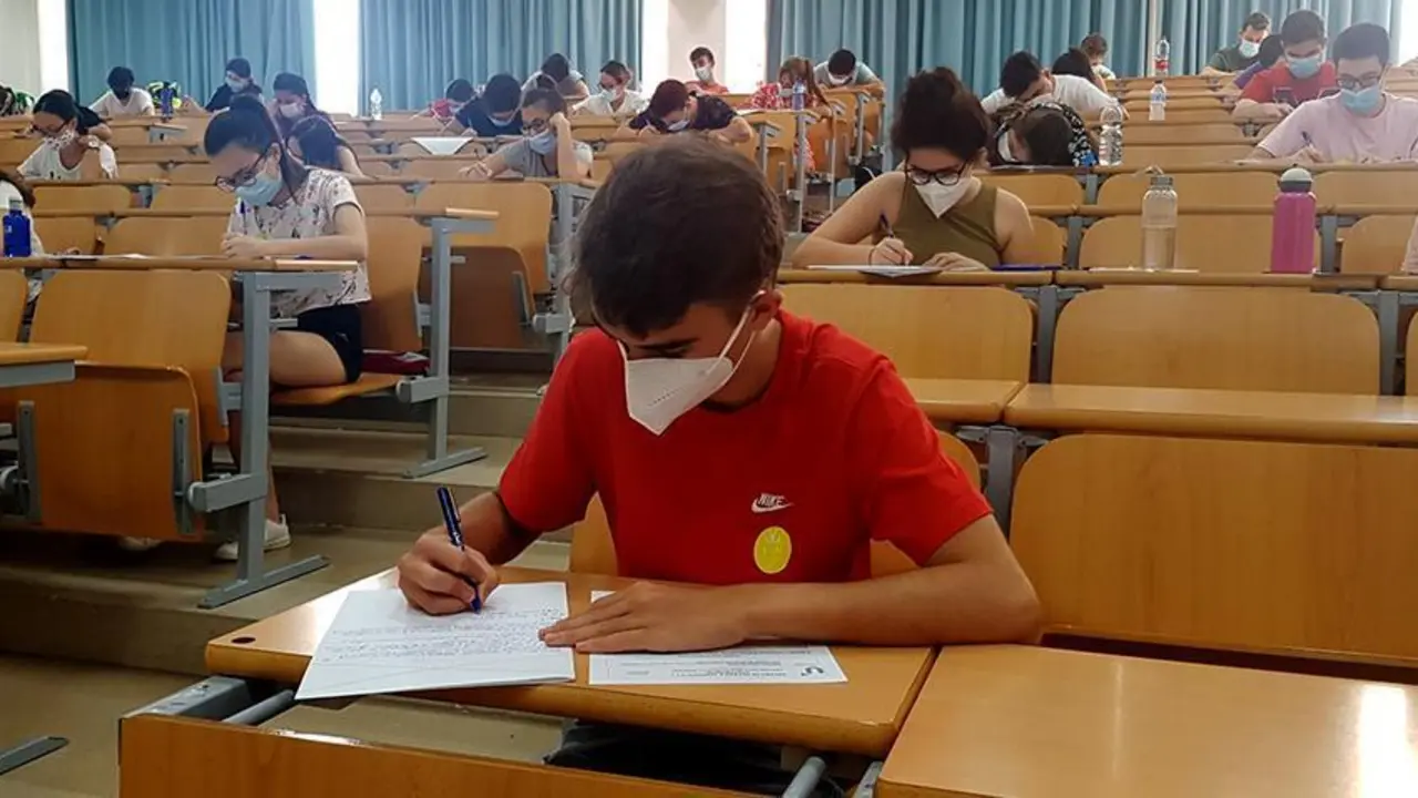 Alumnos realizando la PEvAU (Selectividad).  - 