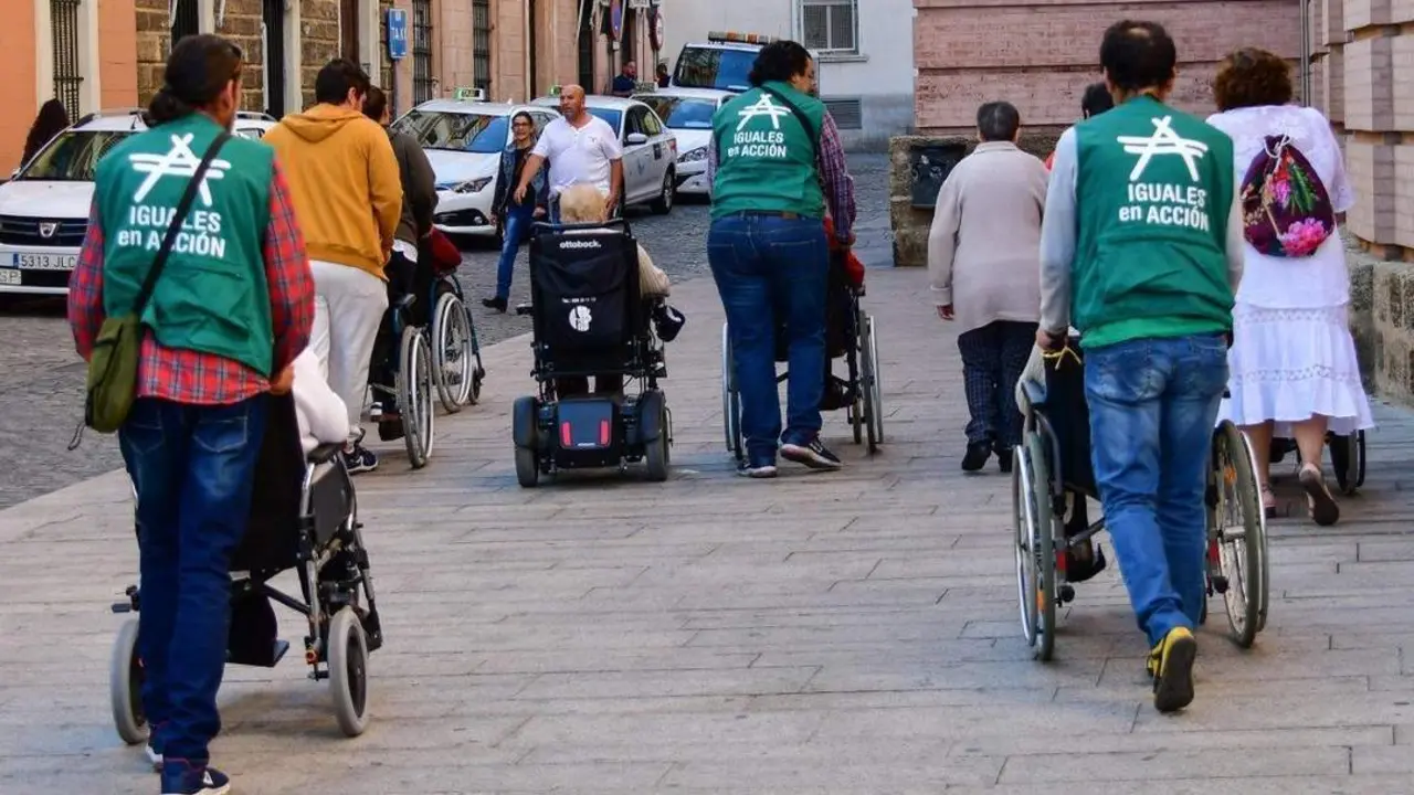 Iguales en Acci&oacute;n en una de sus actividades con los mayores de la residencia Fragela. - Eulogio Garc&iacute;a