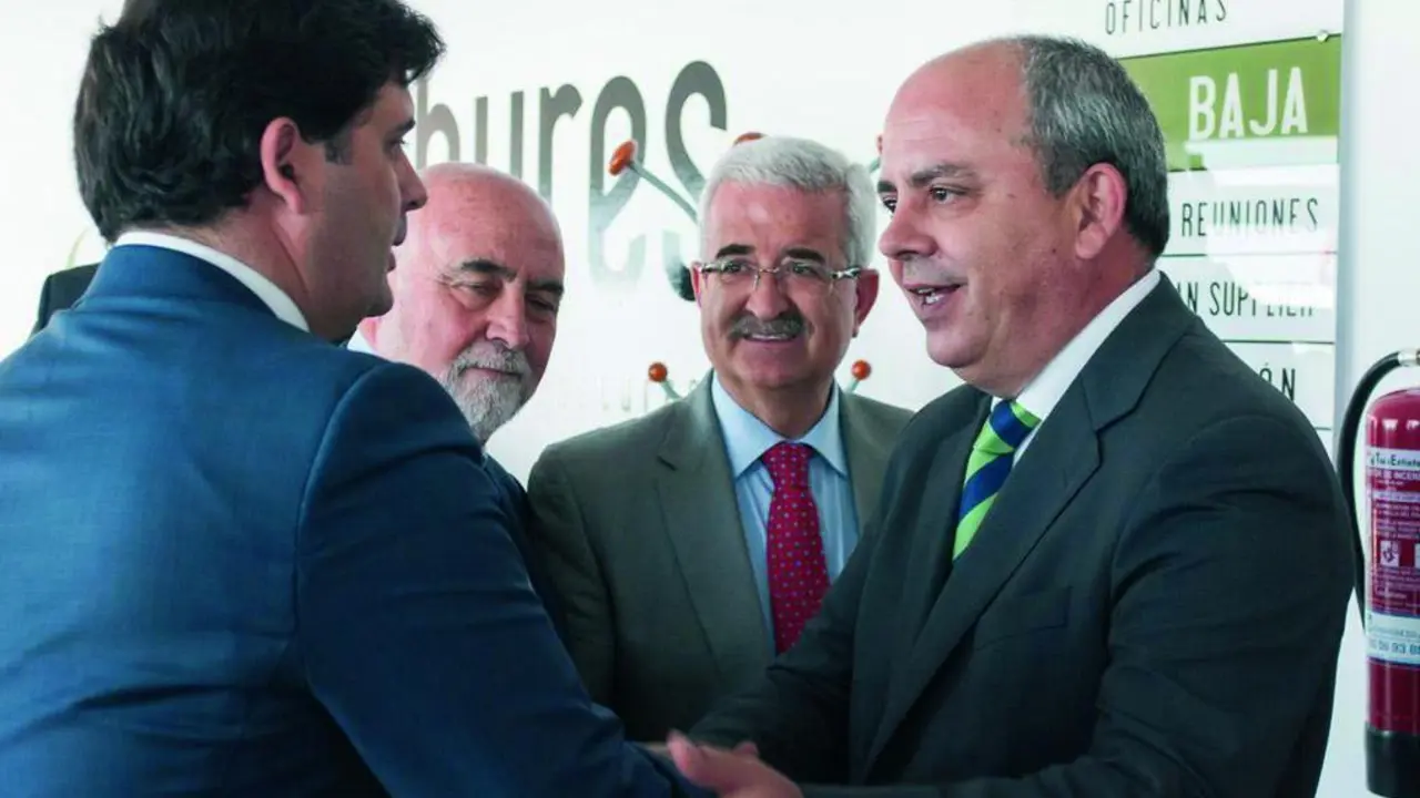 El presidente de la CEC y c&aacute;maras de comercio, Javier S&aacute;nchez Rojas (d), con el presidente de Carbures en imagen de archivo. - EFE