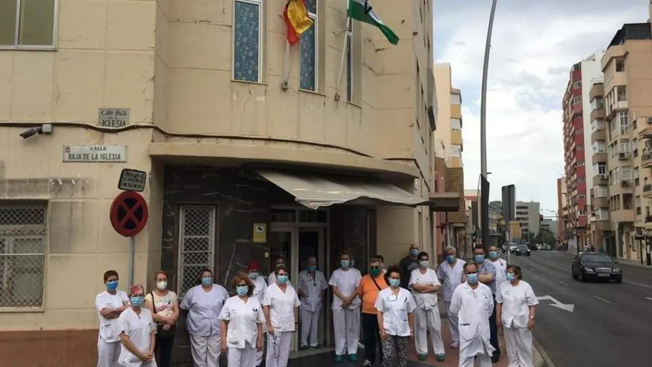 Sanitarios frente al Hospital Cruz Roja de Almer&iacute;a. - Europa Press