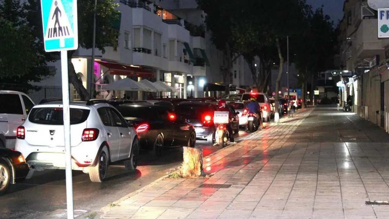 Coches transitando por el Cabo Noval - Ra&uacute;l J. Bustillos