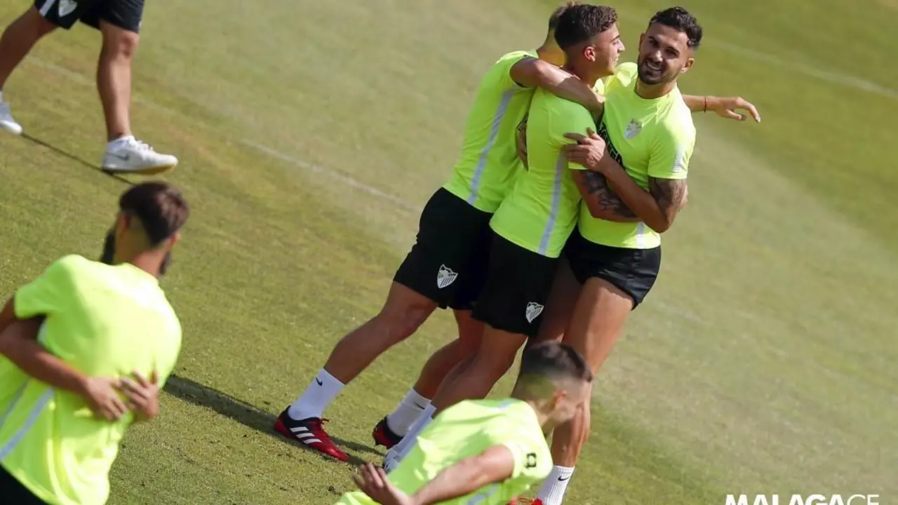 Bromas durante el entrenamiento. - M&aacute;laga CF