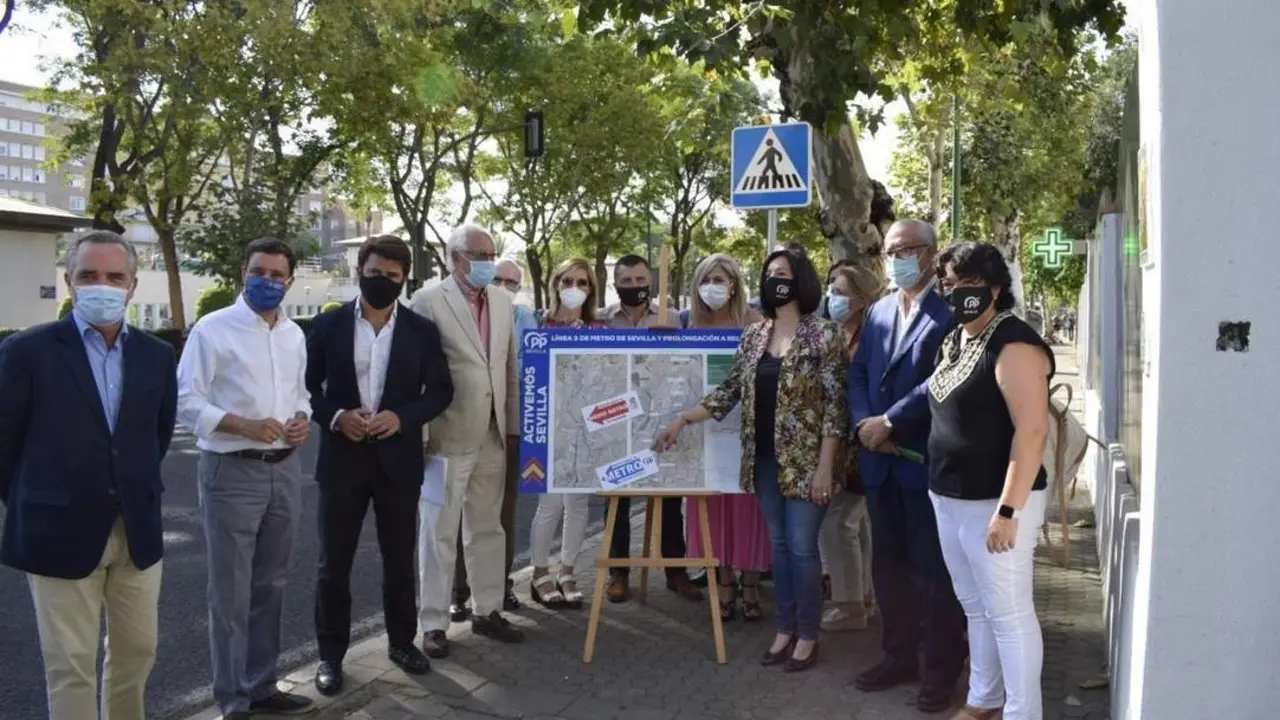 El PP presenta el proyecto de la l&iacute;nea 3 en Manuel Siurot. - PP